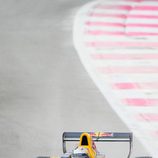 Carlos Sainz apura la curva