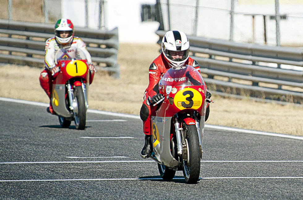 Ángel Nieto y Giacomo Agostini ruedan juntos en el Jarama
