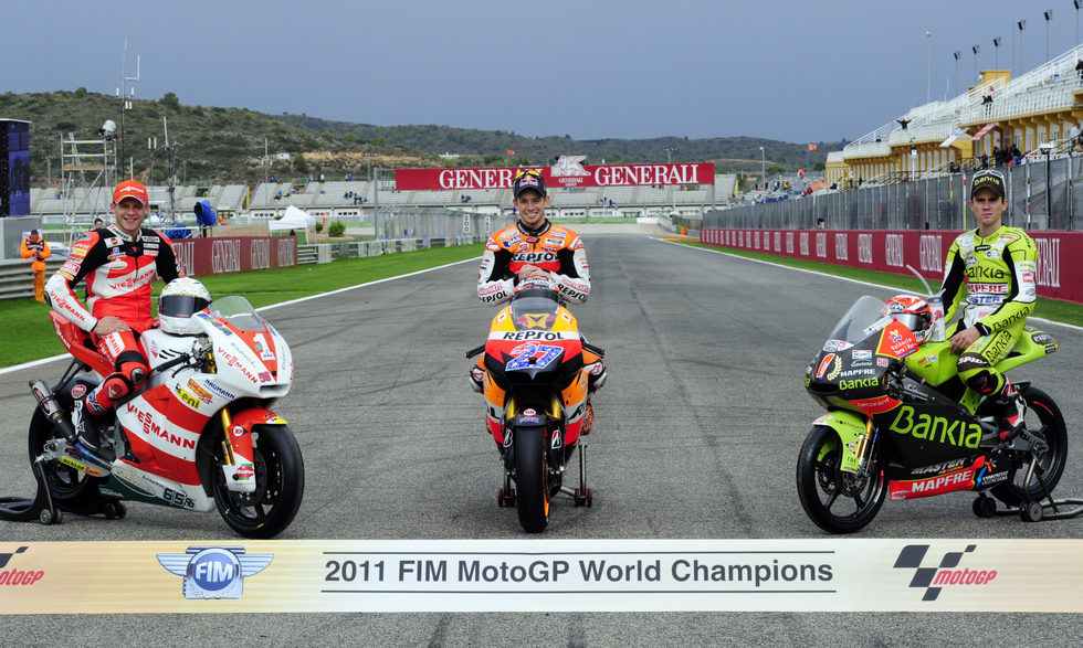Los tres Campeones del Mundo 2011 sentados en sus motos