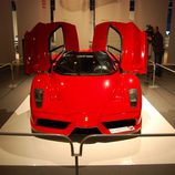 Ferrari Enzo con las puertas abiertas