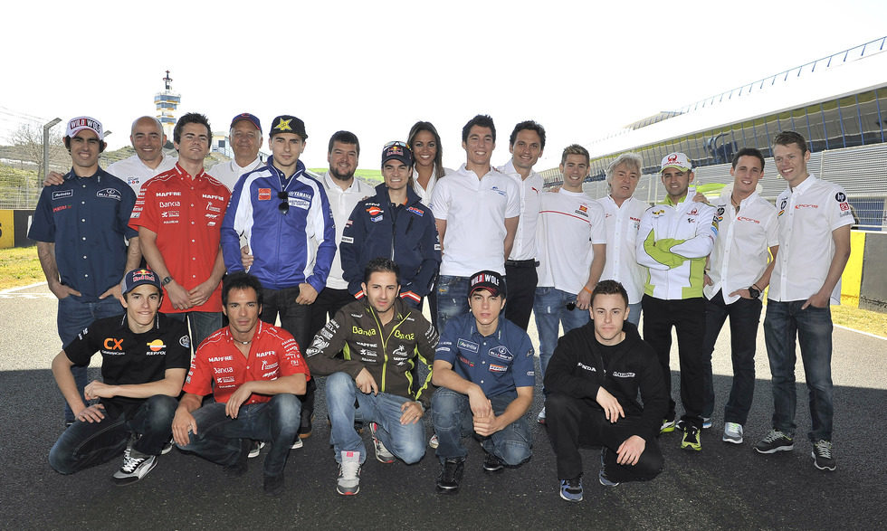 El equipo de Telecinco con los pilotos españoles del Mundial de Motociclismo 2012