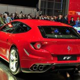 Parte de atrás del nuevo Ferrari FF en rojo