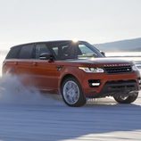 Range Rover Sport 2014 derrapando en la nieve