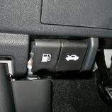 Nissan Qashqai detalle botón apertura capó y tapa depósito