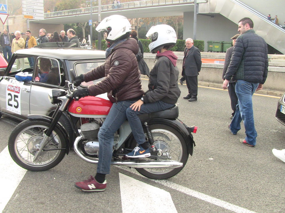 Motoclub Montesa Impala en Autoretro Barcelona 2015 rodando