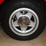 Ferrari 365 GT 2+2 - neumático