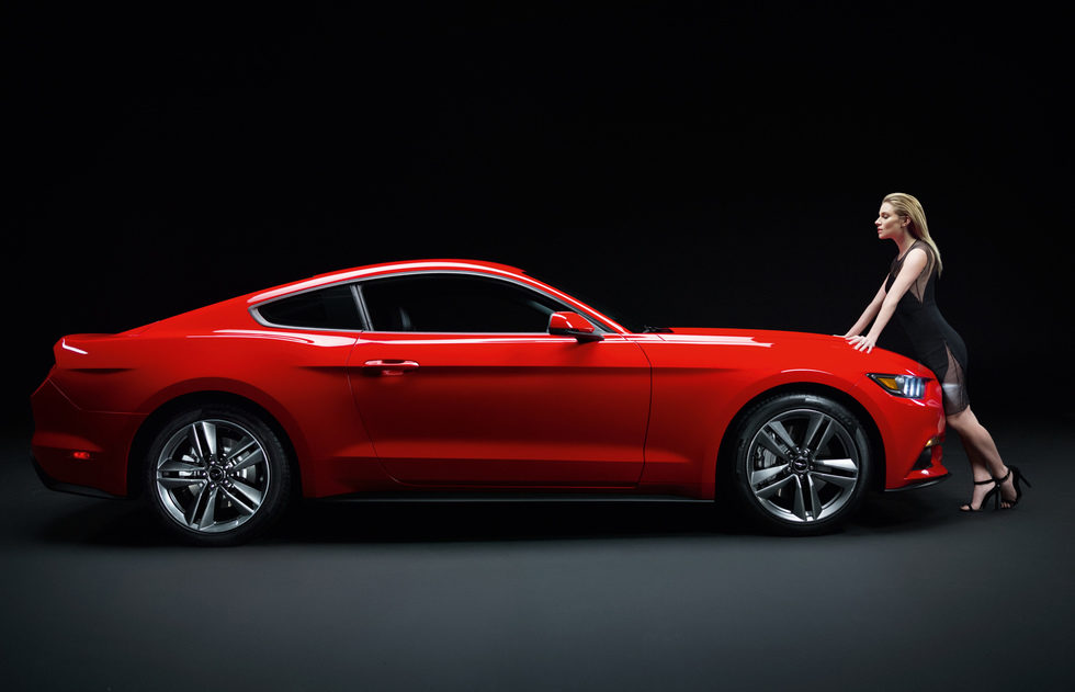 2015 Ford Mustang, perfil con Sienna Miller