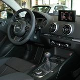 Audi A3 Sedan:Tablero de abordo visto desde lado pasajero
