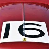 Número en el capó de un Ferrari de 1951