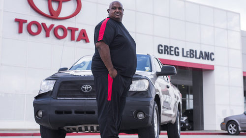 Victor Sheppard posa junto a su Toyota