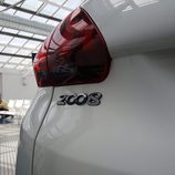 Faro trasero izquierdo del Peugeot 2008 blanco
