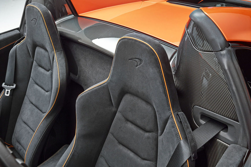 McLaren 650S Spider - detalle asientos y tapa de techo