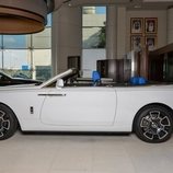 Rolls-Royce presentó el modelo Dawn Black tricromática