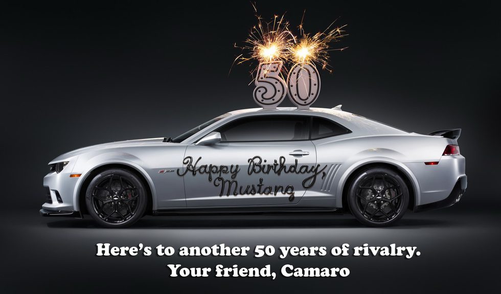 Felicitación del Chevrolet Camaro al Ford Mustang