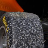 Neumático de GP3 marcado por la grava