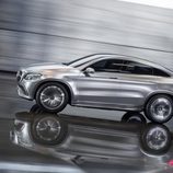 Vista lateral en movimiento del Mercedes Concept Coupé SUV