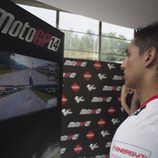 Yonny Hernández jugando al MotoGP 14