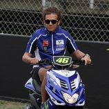 Valentino Rossi con la scooter en Catalunya