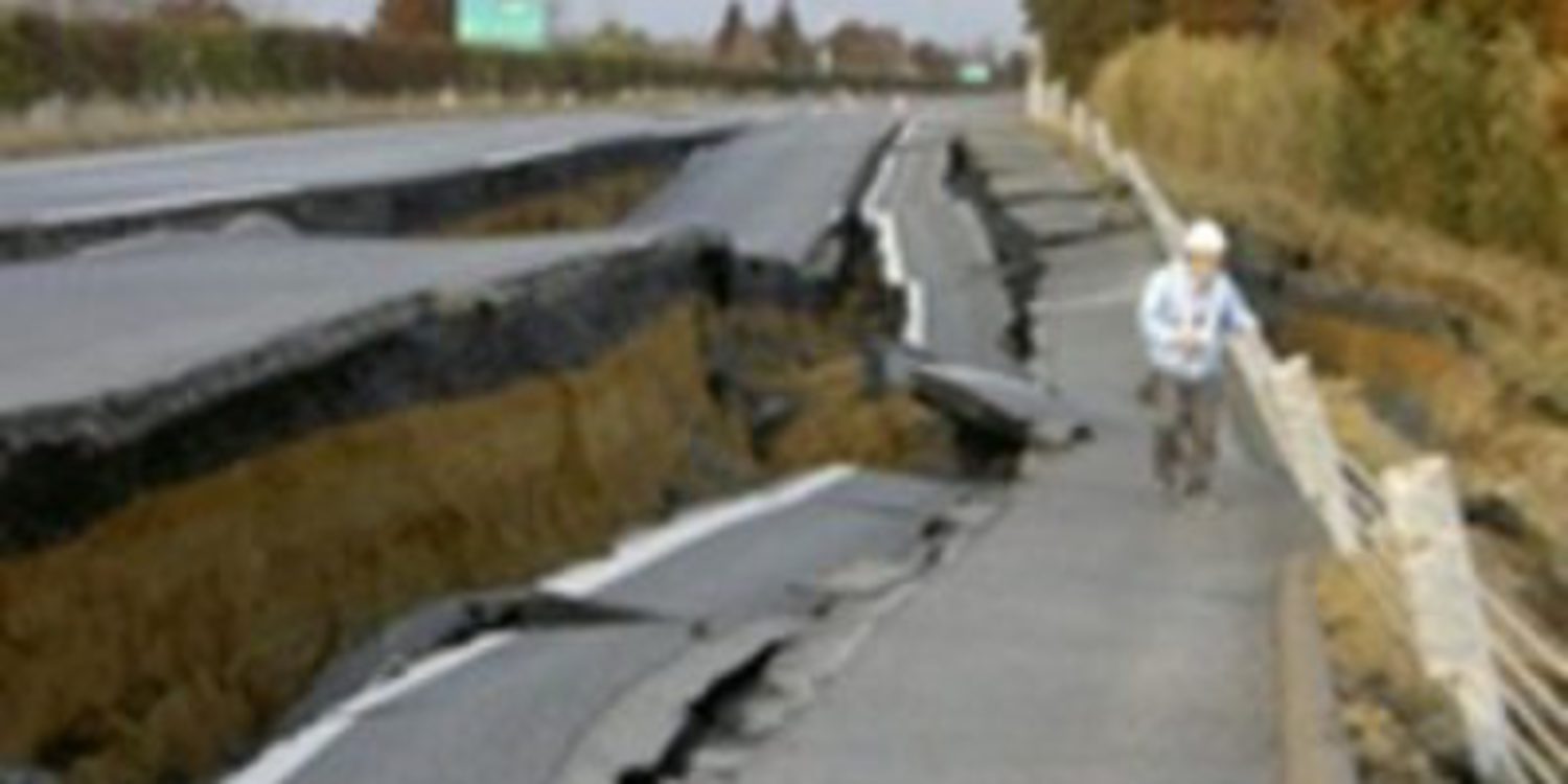 Se reconstruye en Japón una carretera destrozada por el terremoto  en poco más de una semana