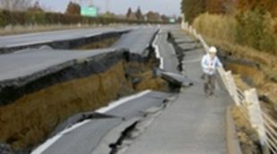 Se reconstruye en Japón una carretera destrozada por el terremoto  en poco más de una semana