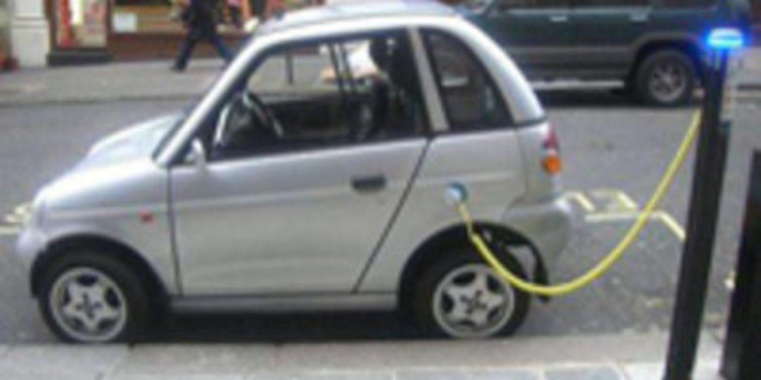 Cien postes de recarga para coches eléctricos más en toda España en 2011