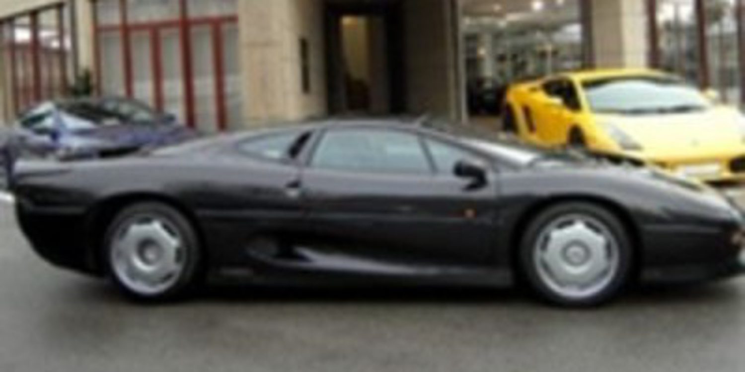 Se vende una joya de Flavio Briatore: su Jaguar XJ220