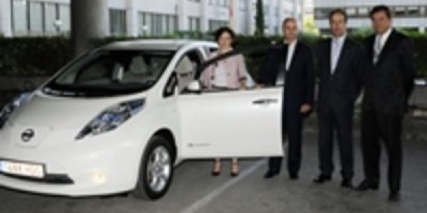 El ministro Sebastián prueba el vehículo 100% eléctrico Nissan Leaf
