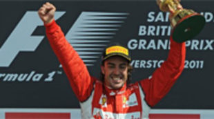 Todo el equipo Ferrari agradece a Alonso la victoria en Gran Bretaña 2011