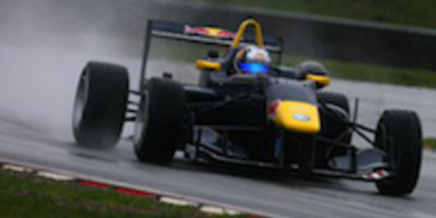 Carlos Sainz Jr confirma el dominio del equipo Carlin en los test de la F3 Británica