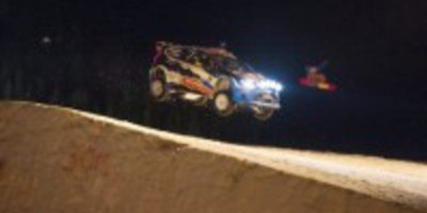 Mads Ostberg supera el record de salto con su Ford WRC