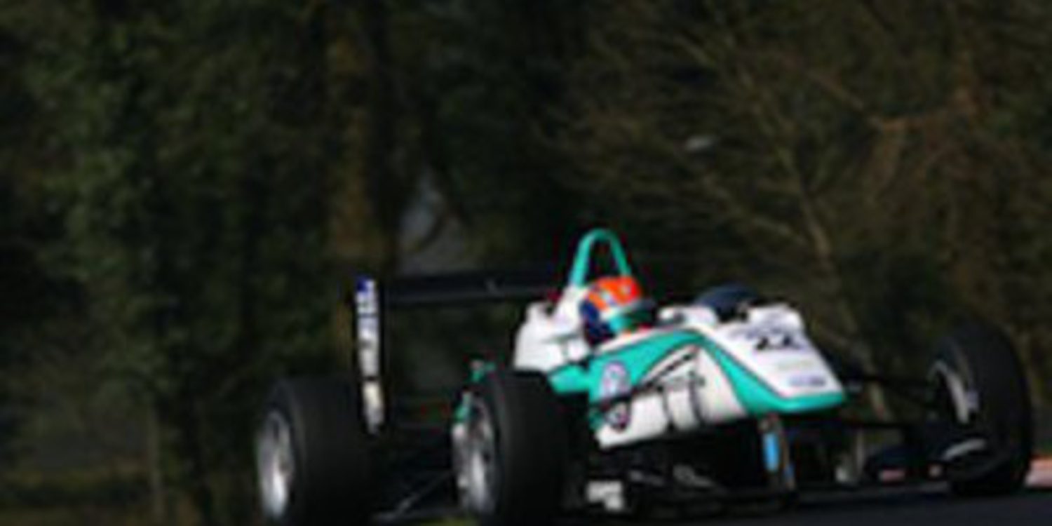 Jazeman Jafaar vuela en Outlon Park ultimando la pretemporada de F3 Británica