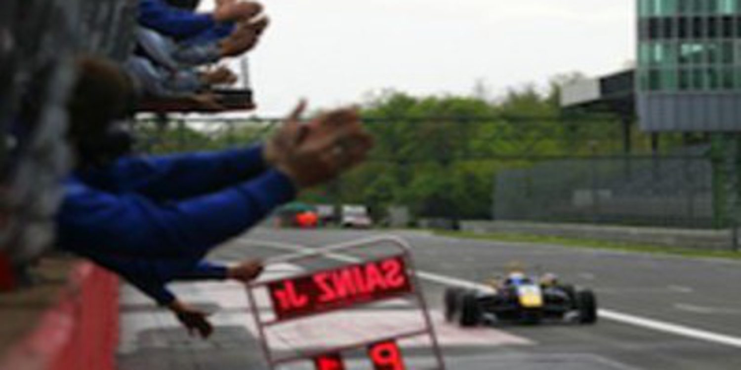 Carlos Sainz Jr se alza con su primera victoria en F3 Británica y lidera el campeonato