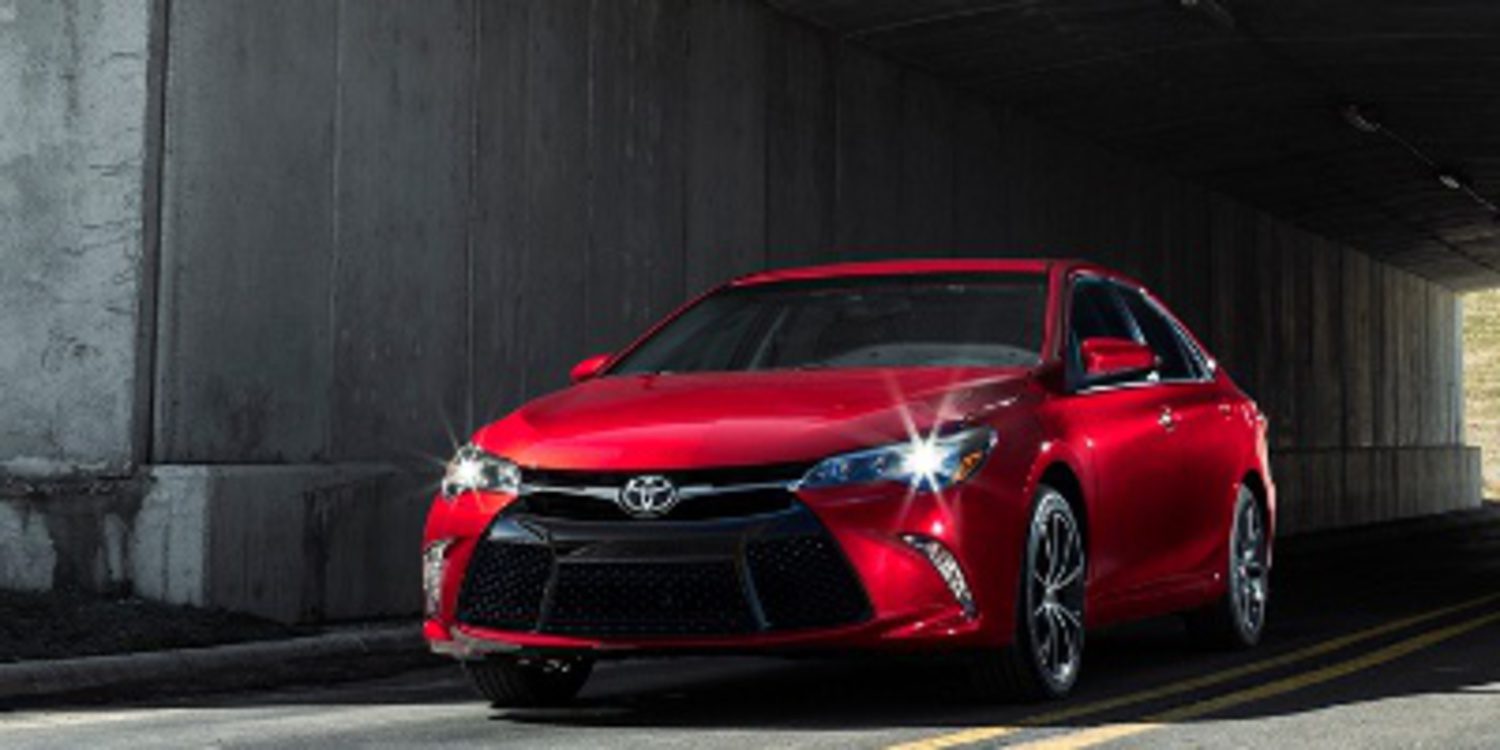 Toyota presenta un renovado Camry 2015