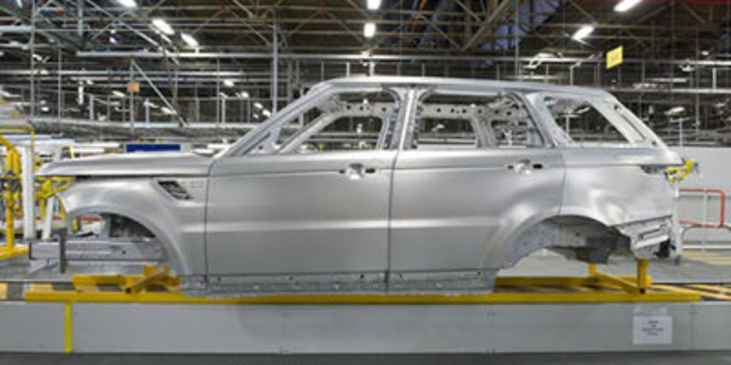 Land Rover muestra su uso del aluminio a la competencia