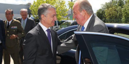 El Rey Juan Carlos I visita la planta de Mercedes en Vitoria