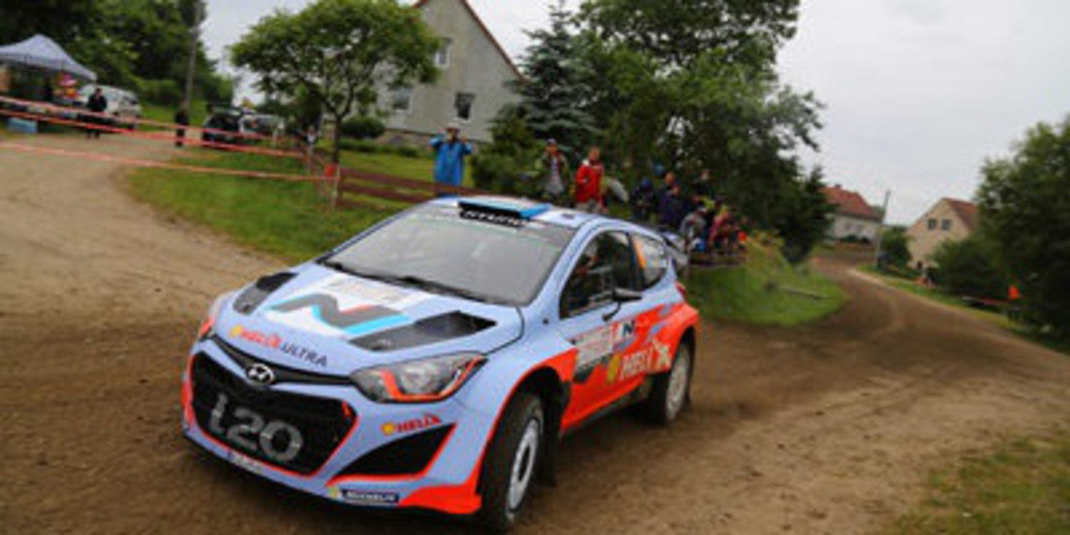 Juho Hänninen se la juega con el nuevo i20 WRC en marcha