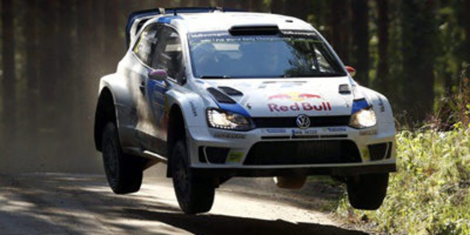Jari-Matti Latvala se escapa y Meeke se doctora en el Rally de Finlandia