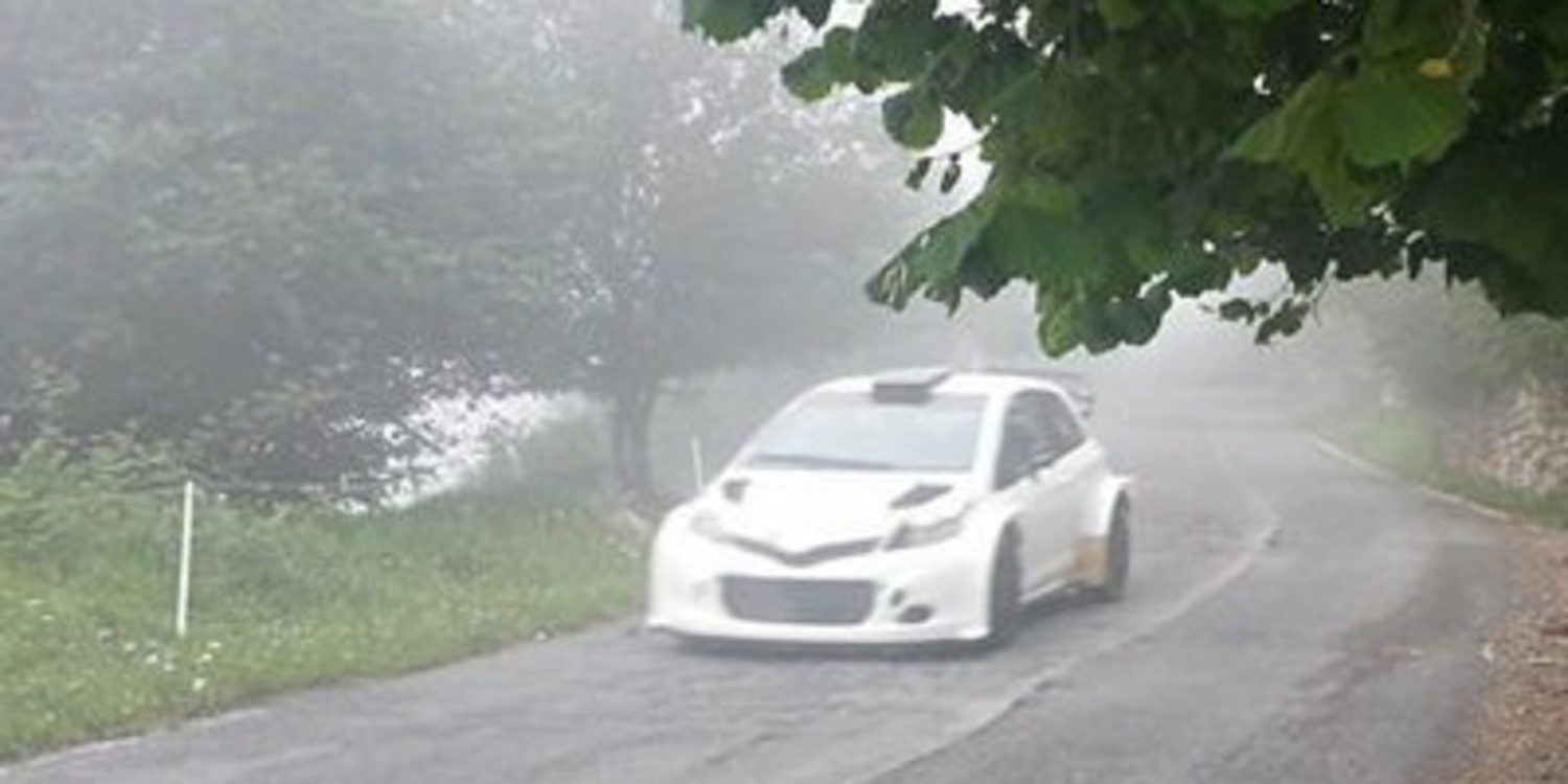 Test sobre asfalto del Toyota Yaris WRC en Italia