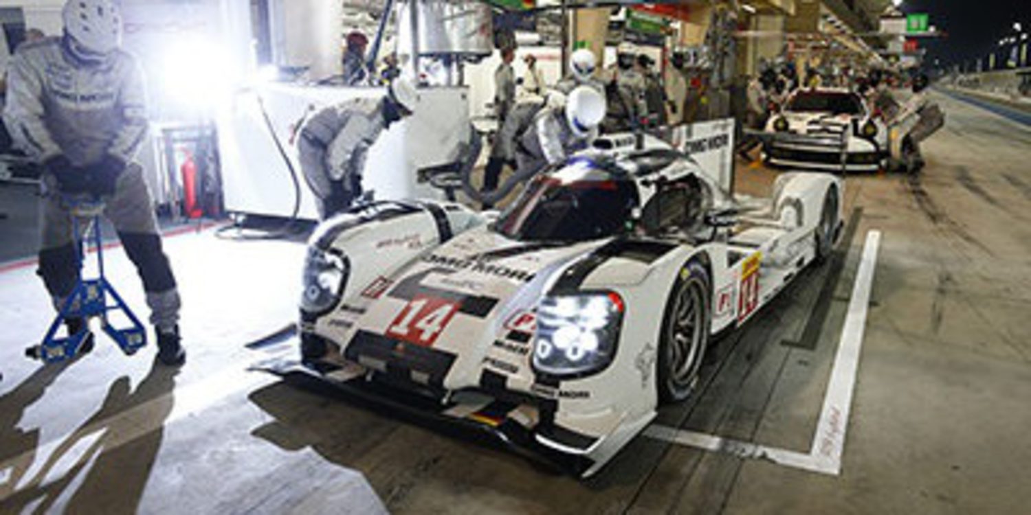 Porsche manda en el FP2 bajo las luces de Bahrein