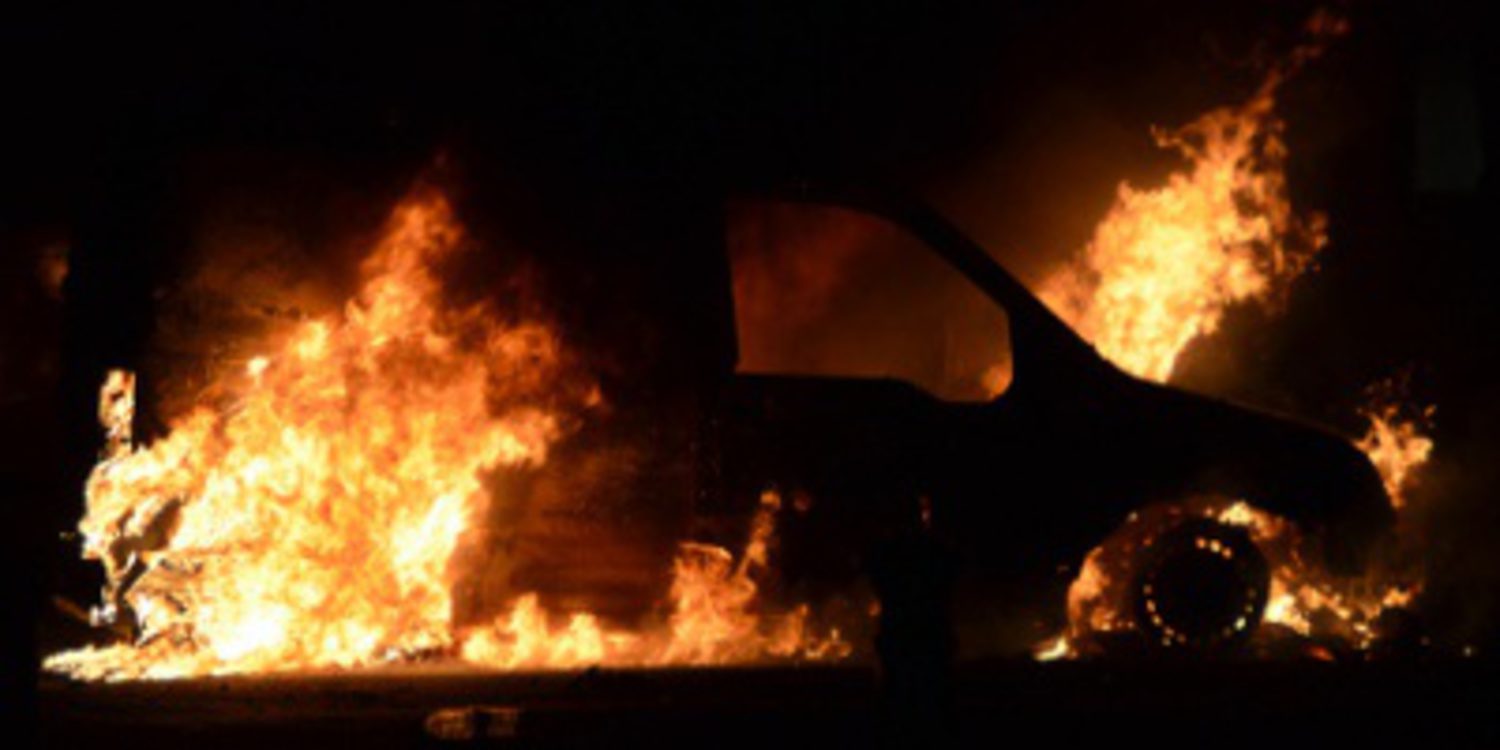 En Francia queman casi mil coches en Nochevieja