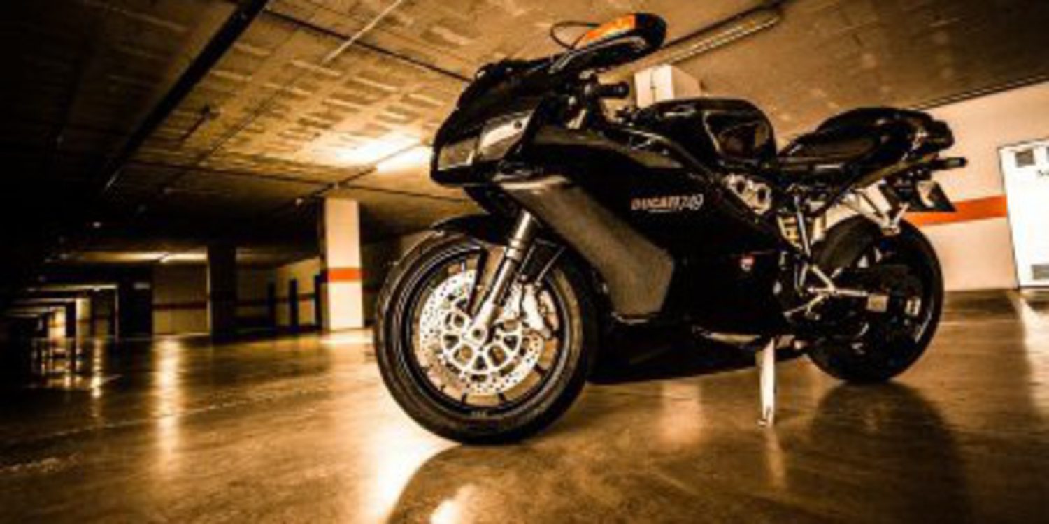 Magnífica sesión fotográfica a oscuras con una Ducati 749