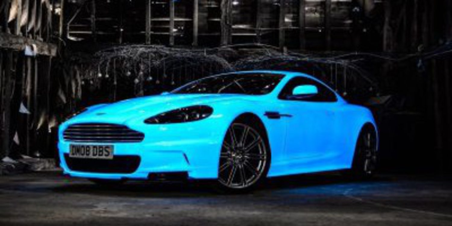 Aston Martin DBS fosforescente de la Gumball