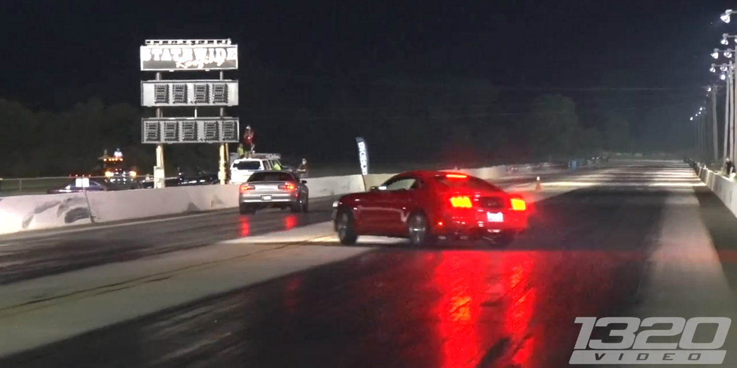 Ford Mustang contra la barrera en un circuito de drag