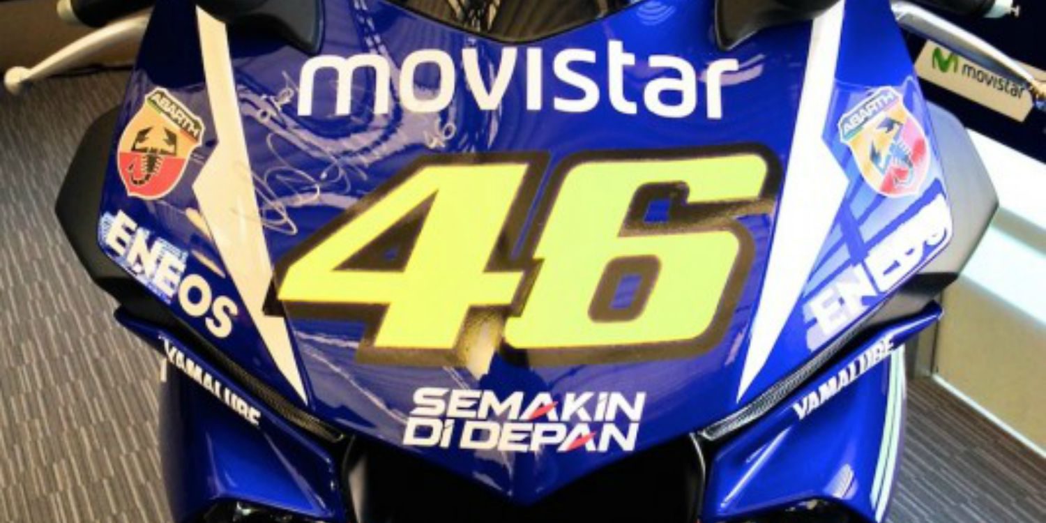 Subastada la Yamaha YZF-R1 firmada por Rossi