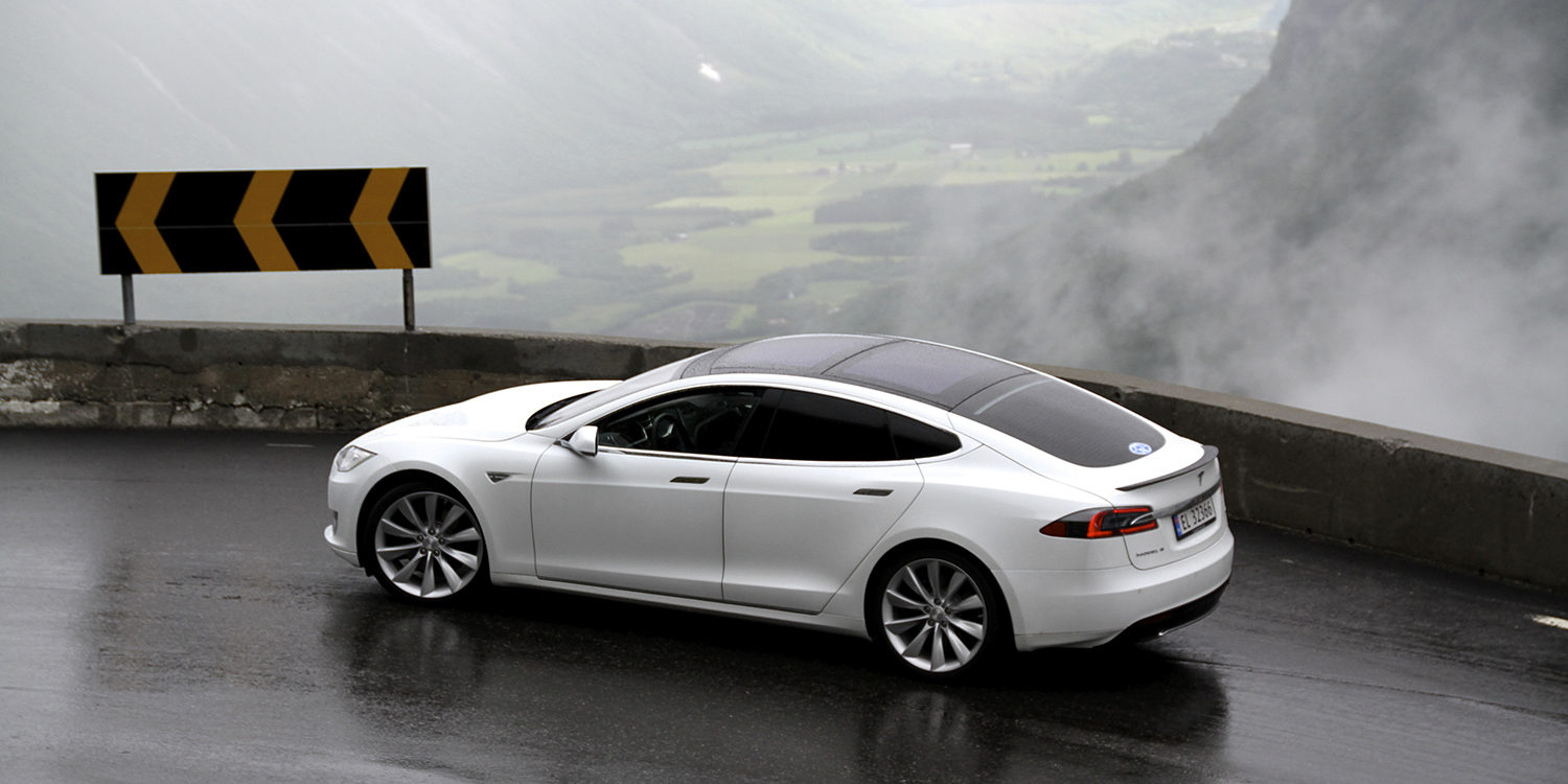 Elon Musk bromea sobre el coche eléctrico de Apple