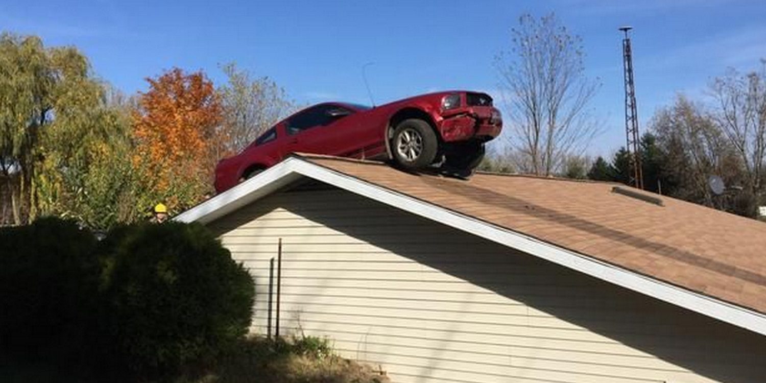 Un Ford Mustang aparca sobre el tejado de una casa