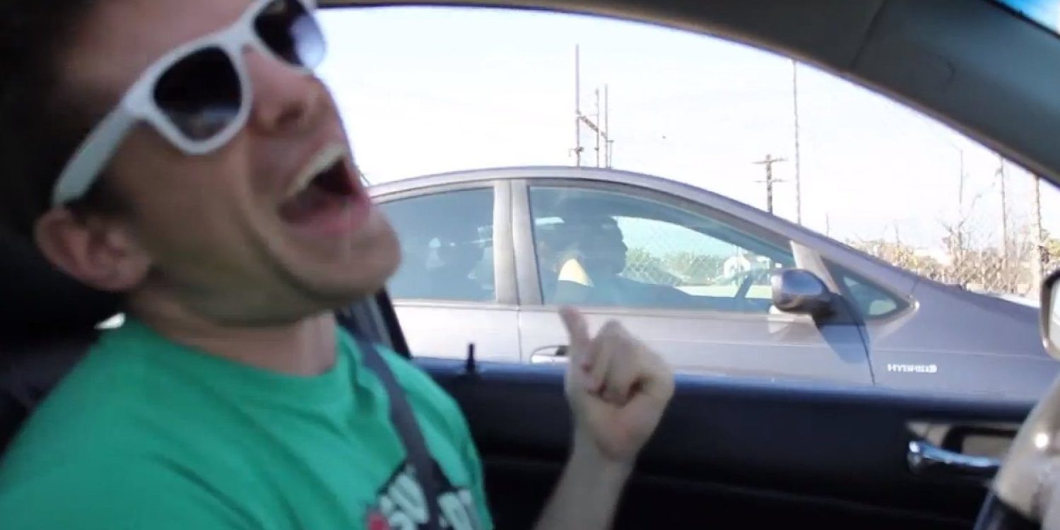 Vídeo impactante, como estrellarse por hacer el idiota cantando al volante