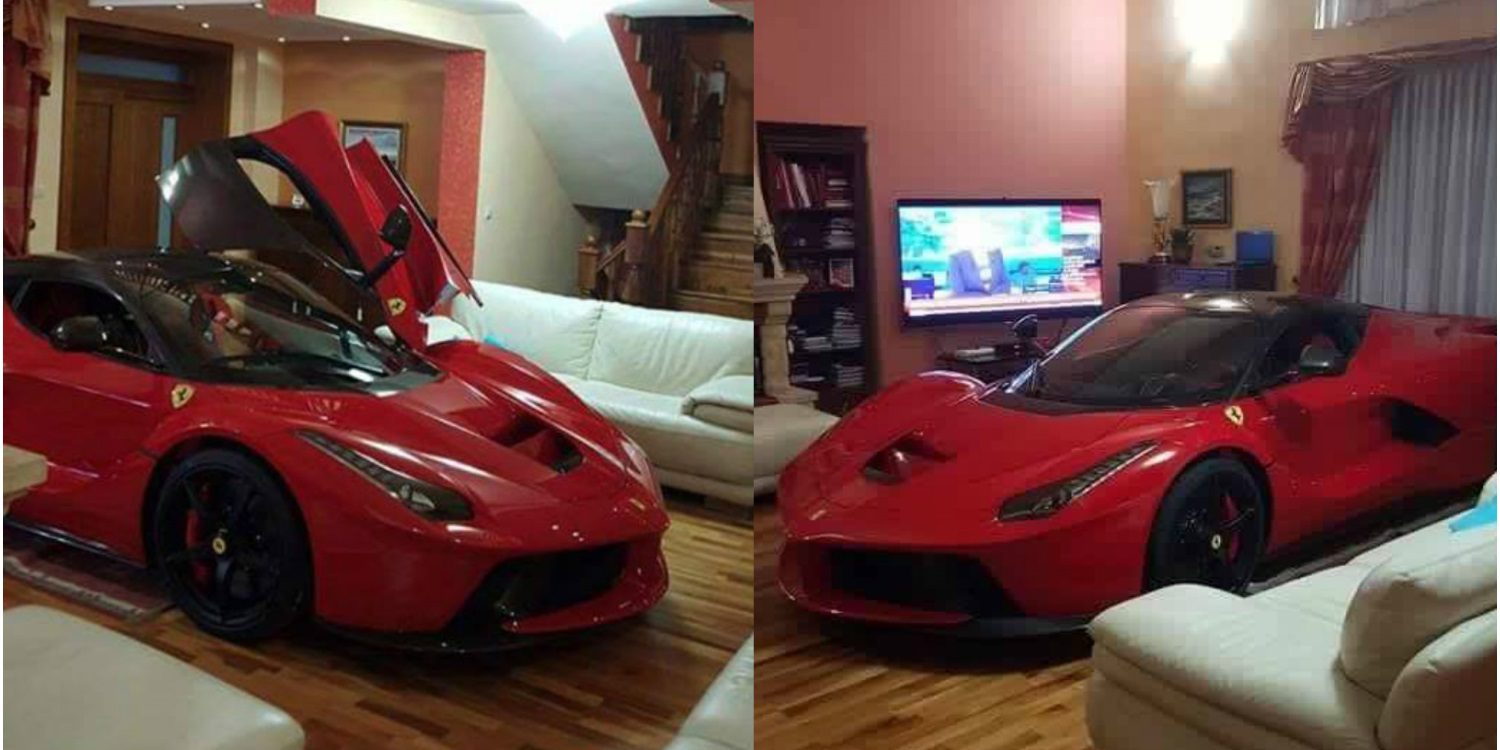 Aparca su Ferrari LaFerrari literalmente en medio del salón