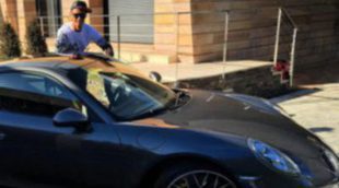 Cristiano Ronaldo posa frente a un 911 Turbo S días después de perder el Balón de Oro