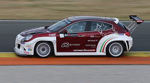 Nicola Larini prueba ocho coches en el BOP del TCR en Valencia
